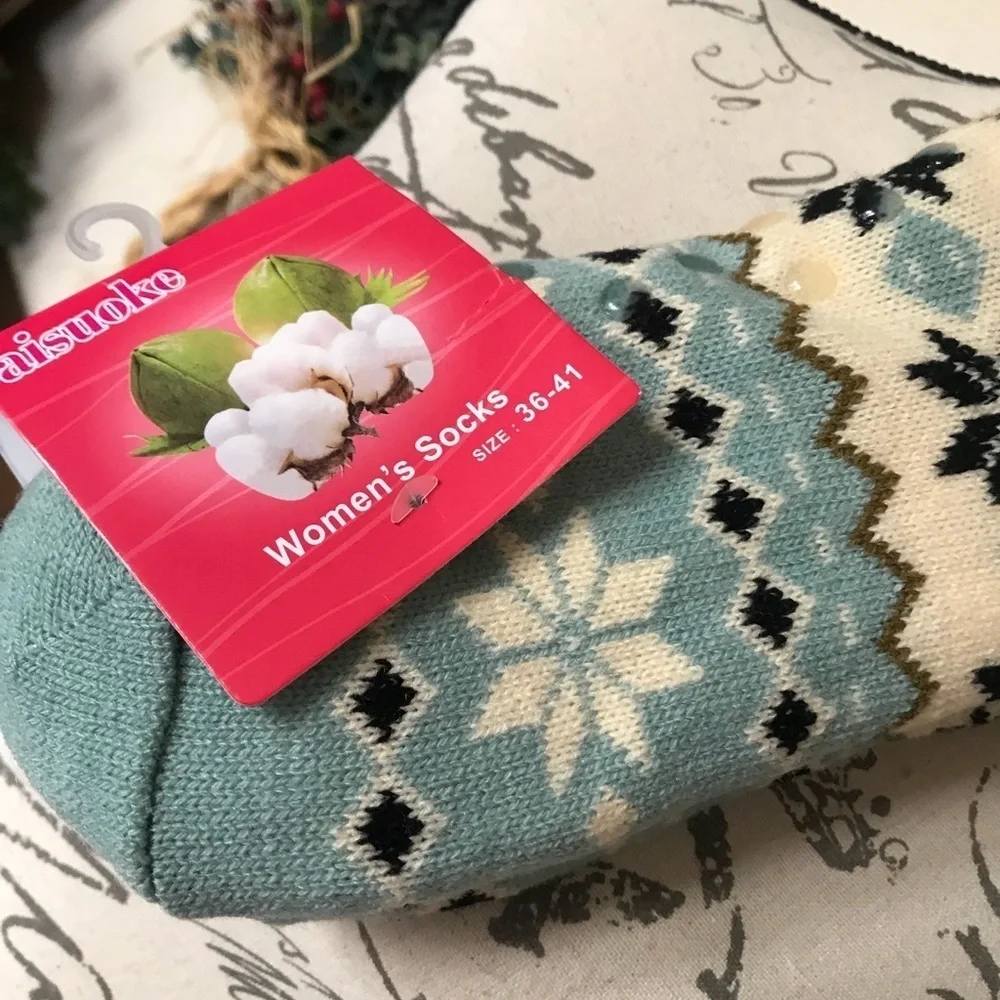 Women’s Snowflake Fuzzy Warm Socks NWT